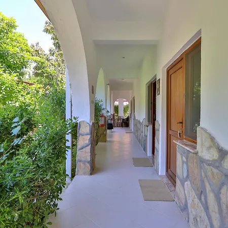 Cinderella & Pensión Çıralı